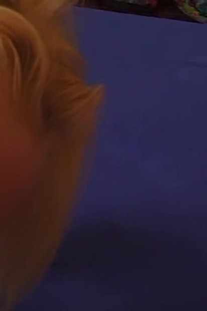 Awek miang mendedahkan buah dada gemuk