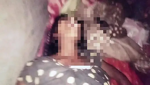 Klip keras pasangan desa Desi India, gadis desa cantik berhubungan seks dengan pacarnya di rumah.