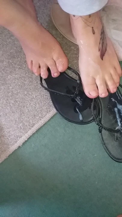 I piedi e le scarpe sborrate della moglie.