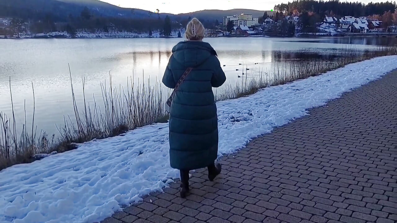 Istri Dewasa Pirang Amatir Menikmati Seks Setelah Berjalan