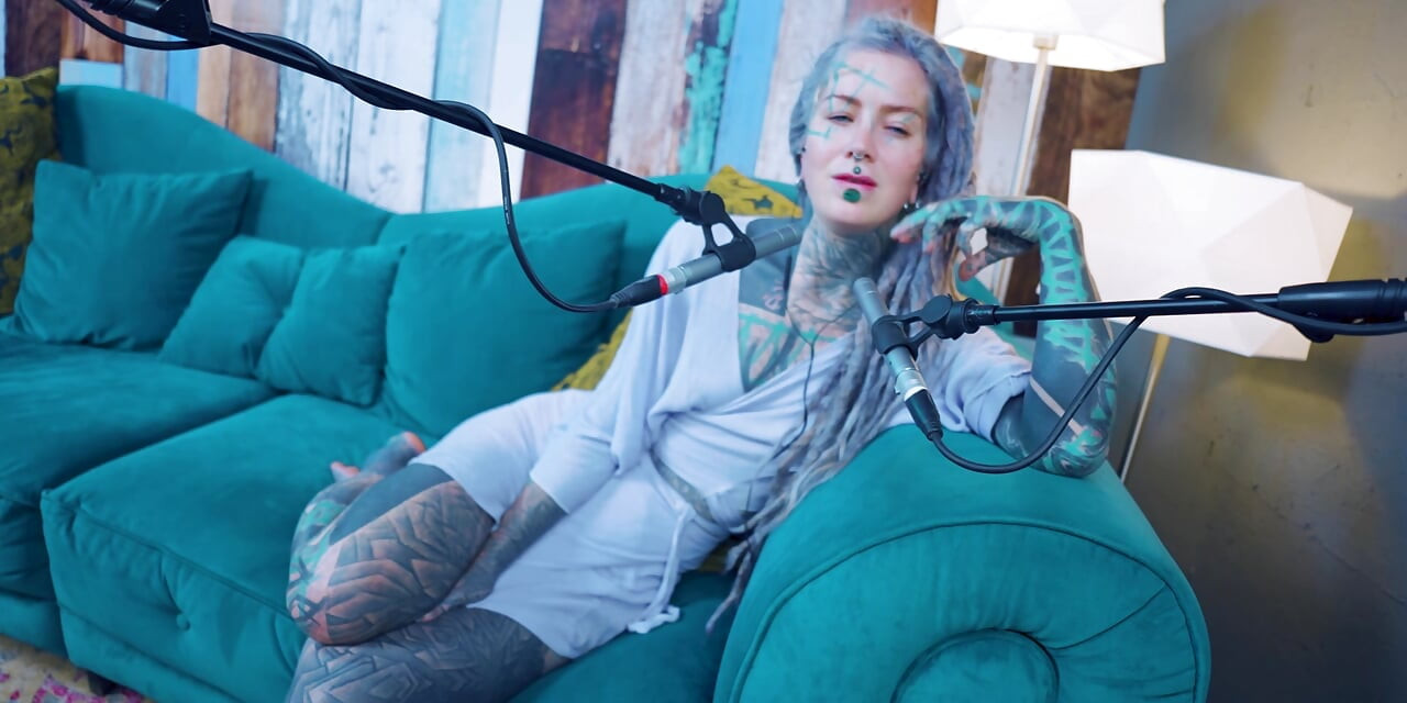 Ik praat over R - Relief - ASMR podcast SFW praat gothic mager meisje dreadlocks tattoo-model geïnkt meisje