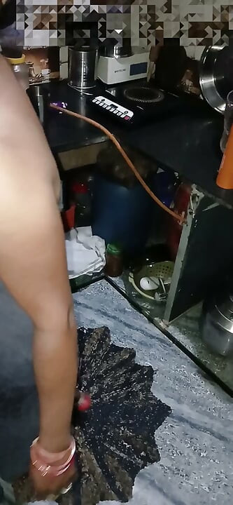 A cunhada safada de peitos grandes vai ao quarto do cunhado