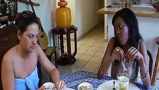 Ebenholz-schätzchen aus Frankreich beobachtet, wie sie mit ihrer muschi spielt