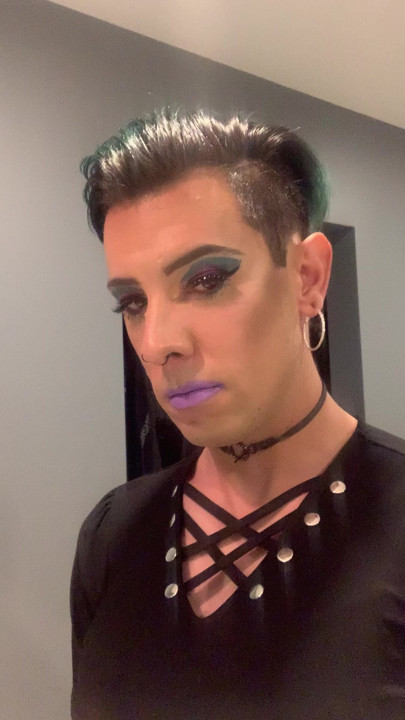 Femboy masturbando