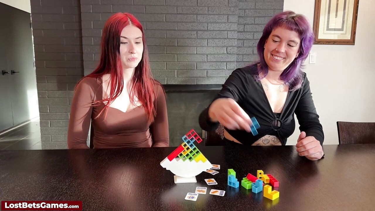 Brinquedos sensuais saem à medida que o jogo de strip é ganho