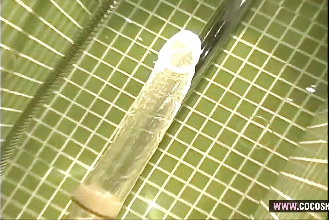 Μελαχρινή με καρό φούστα και τακούνια γαμήθηκε δυνατά στο περίτεχνο κρεβάτι