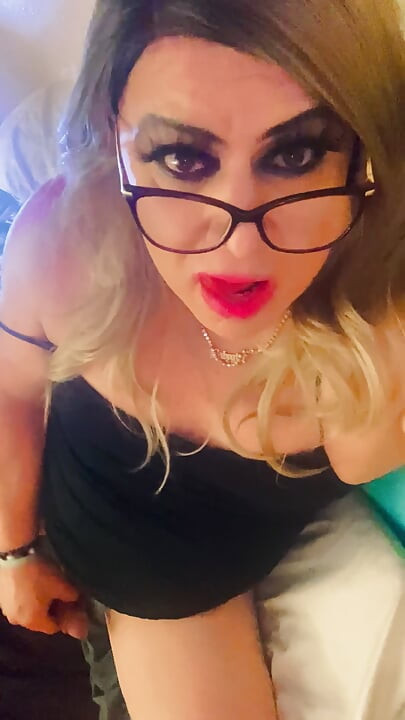 Onu okşuyor, sikiliyor ve dört döl boşaltıyor