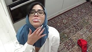 Porno árabe con secretaria argelina sexy después de un largo día de trabajo duro