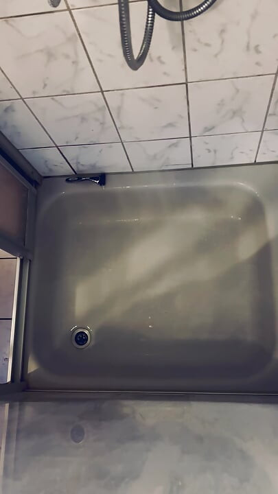 Alman adam duşta azgın.