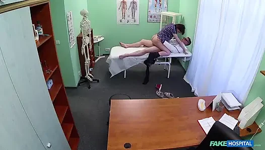 Fake hospital - doktor hastanın depresyonu iyileştirmek için ağır bir doz oral seks reçete ediyor