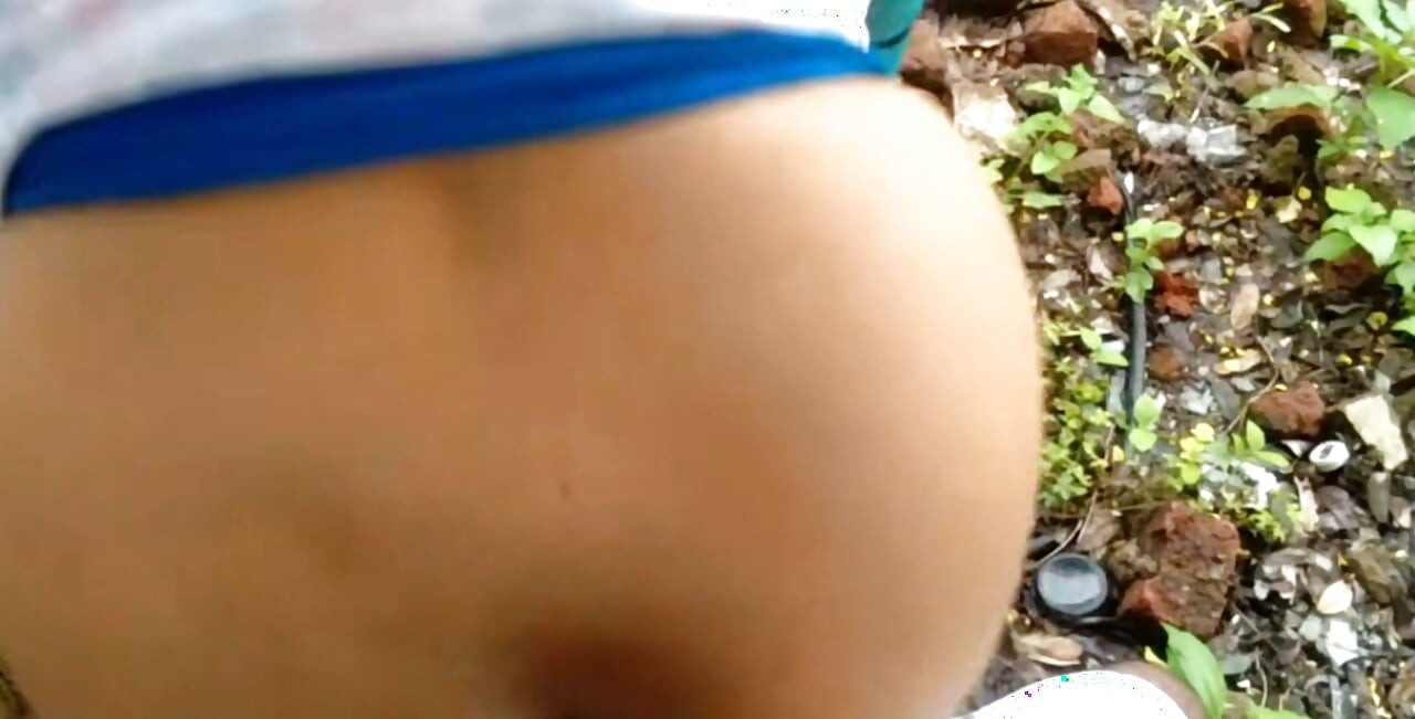 인디언 데시 아줌마가 큰 엉덩이를 보여주고 남편이 화장실로 와서 섹스한다
