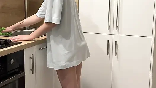 Meine stiefschwester beim putzen der küche erwischt – höschen heruntergezogen, nackt ausgezogen und gefickt