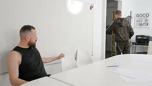 Roma Amor Geht Zu Einem Vorstellungsgespräch Und Unterschreibt Schließlich Einen Vertrag Unter Dem Tisch