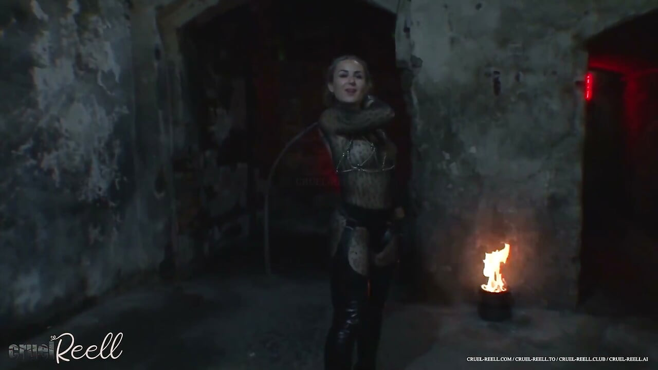 Mestra chicoteando sua bunda submissa