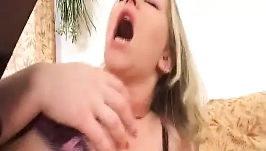 Blonde deutsche milf mit naturals wird in der retro-szene anal gefickt