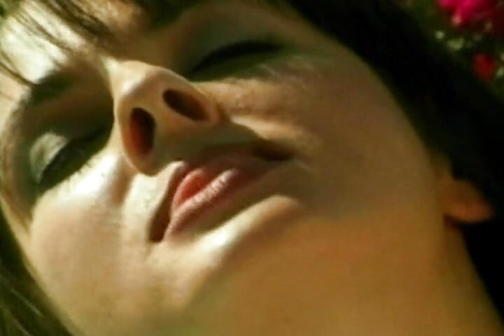 Platin büyük memeli porno yıldızları havuz başında dildo paylaşıyor