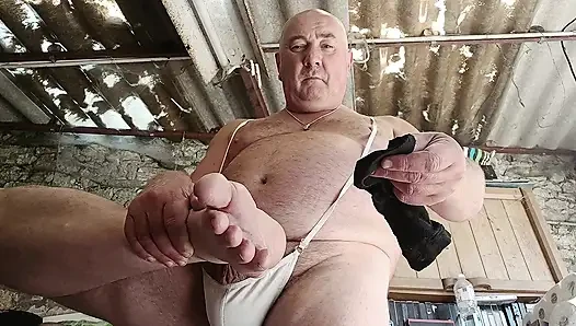 İyi büyük mustachioed domuz kokmuş panardını gösteriyor ve bluetooth hoparlörüyle harika bir tekno parçaya mastürbasyon yapıyor!