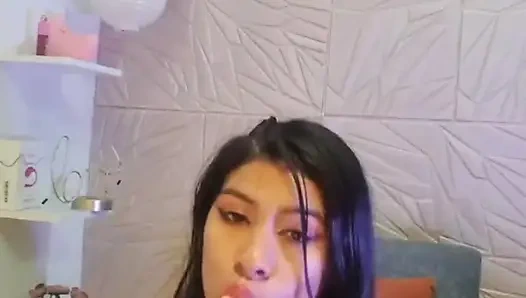 Стройная, маленькая и с очарованием, которое соблазняет тебя с самого начала