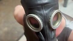 Éjaculation sur un masque à gaz
