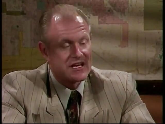 O asiatică sexy își linge pizda de un bătrân alb în biroul său