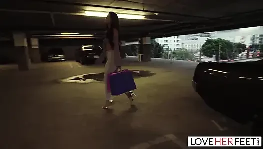 Seksi Sophia Leone gırtlağına kadar alıyor ve büyük bir yarağa biniyor