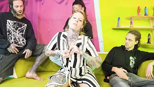 Gotik hizmetçi üçlü sert sikişiyor - çifte sikiliyor, atm aşağılaması