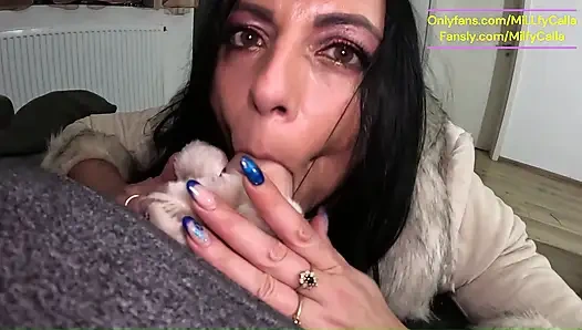 Фетиш соблазнения, игра с ногтями и босиком, воздушный шарик в атласной пижаме