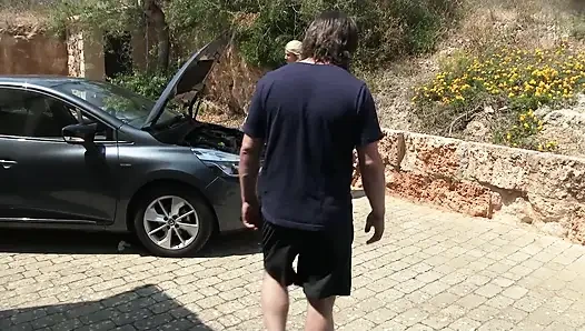 Güzel ve seksi sarışın sakso çekiyor ve açık havada büyük yarağa biniyor