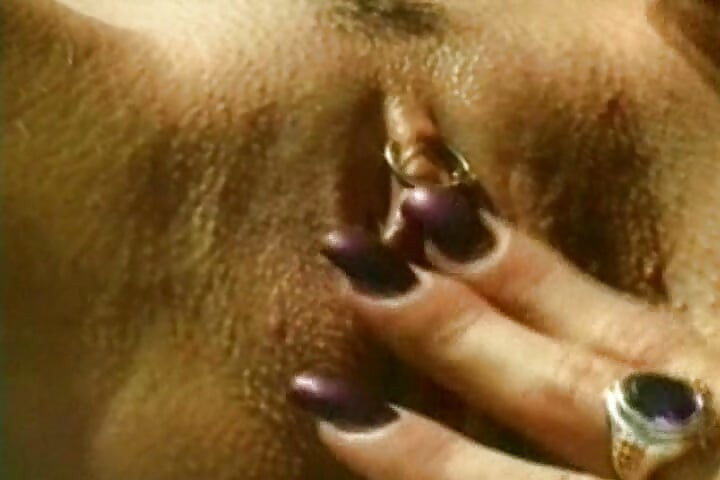 Platinum - estrelas pornô peitudas compartilhando vibrador na piscina