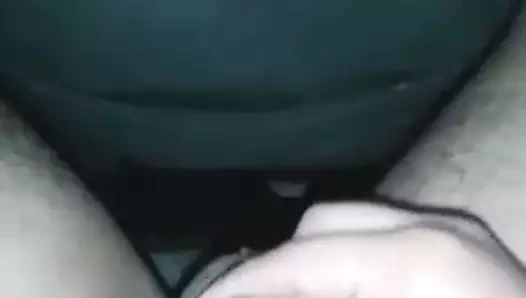 Onun sevimli minik kesilmemiş willy ile arabasında oynamak