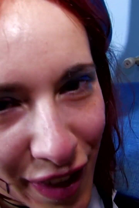 Fată sexy este futută în cur de o pulă uriașă până la o ejaculare în gură