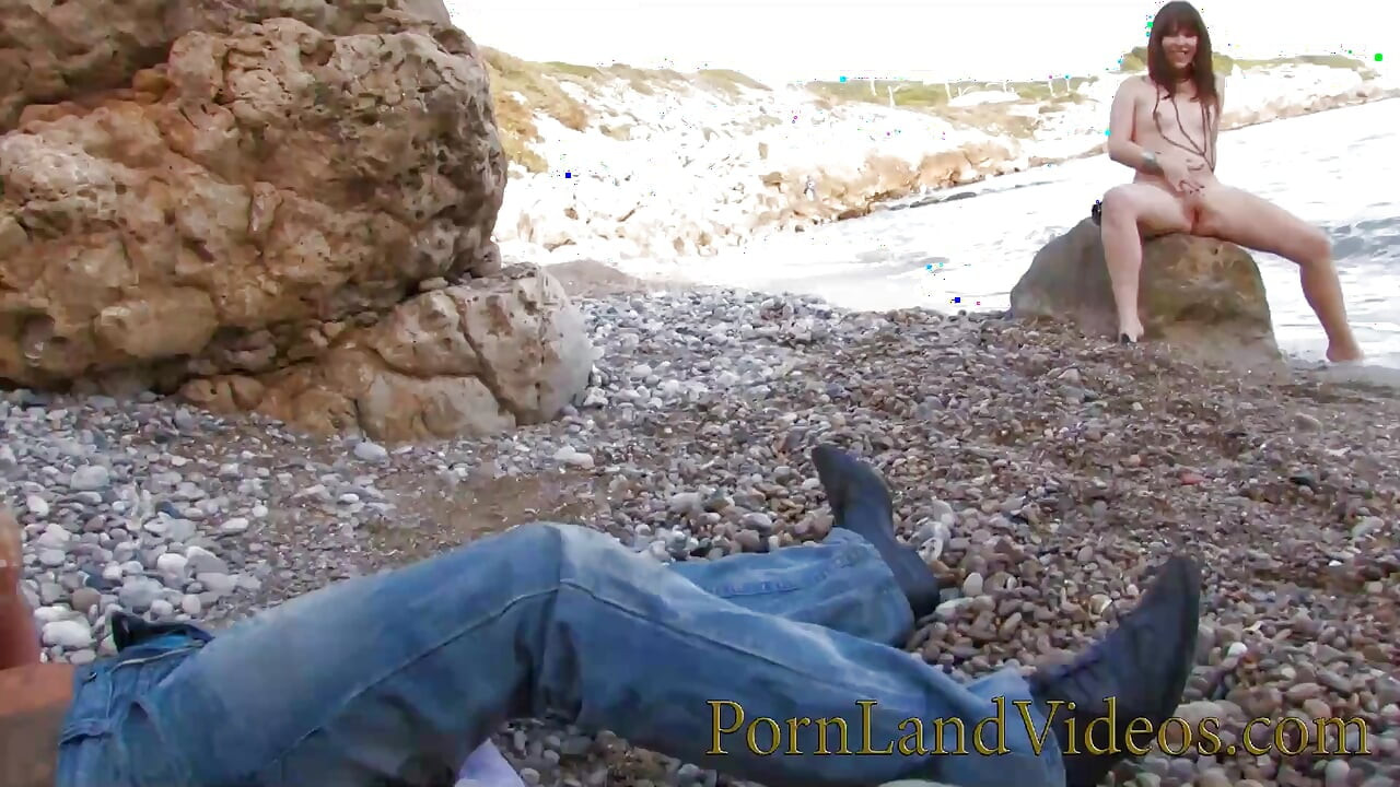 Linda joven francesa puta follando dp con 2 pollas en la playa