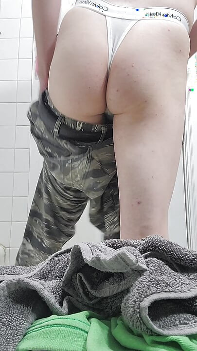 Femboy Twink tuširanje + losion dok nosi tangice