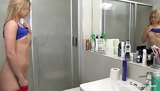 Si cewek hot rambut cokelat lagi asik masturbasi sampai orgasme berjamaah