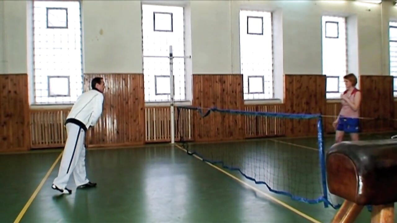 O fată tânără este futută de antrenorul ei personal matur