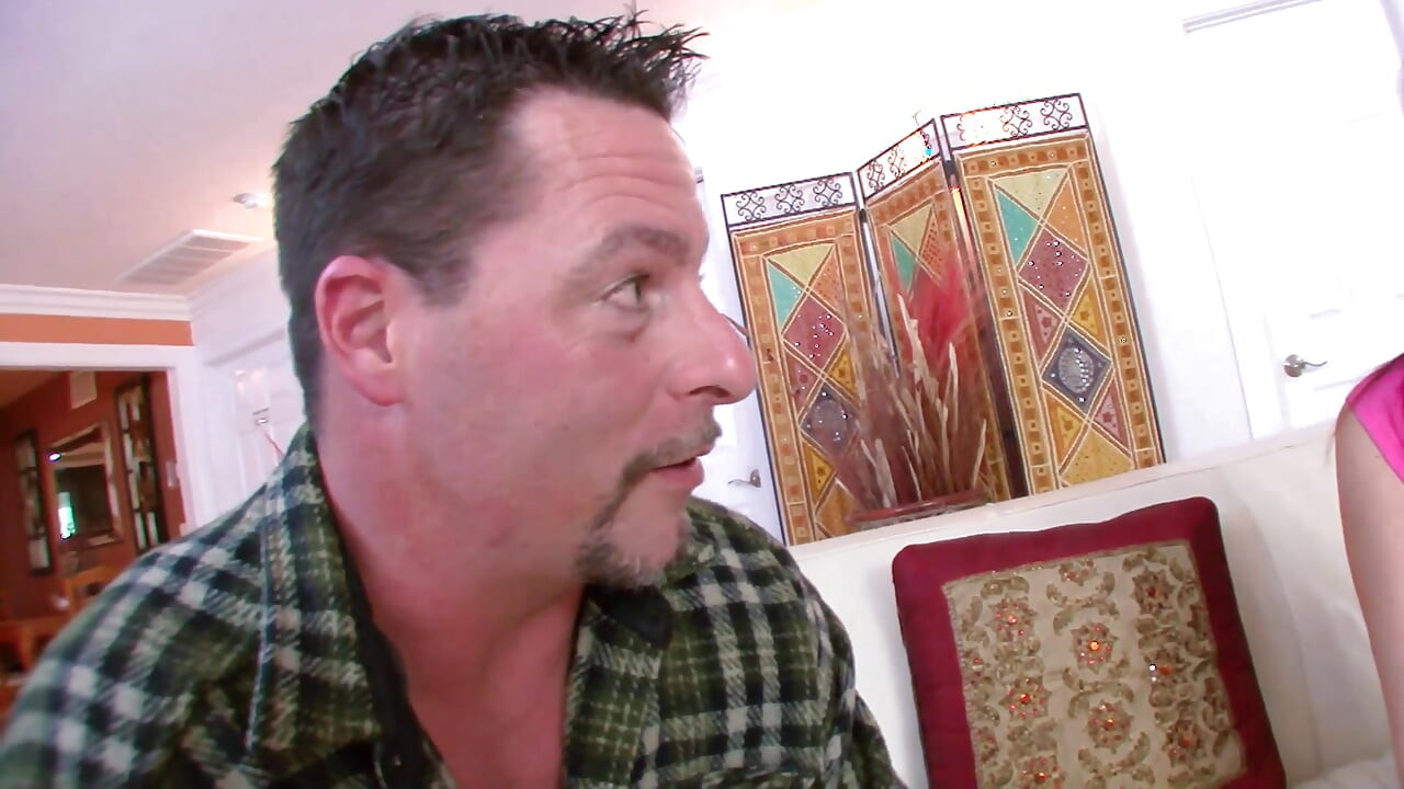 Electra Rose dimusnahkan oleh zakar matang di sofa