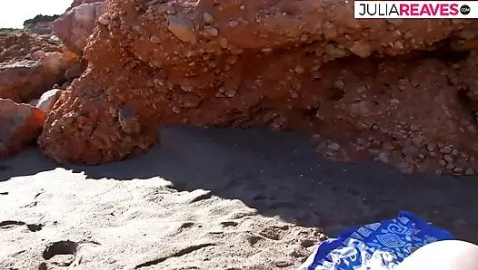 Büyük bir yarakla delikler açılarak boşalmaya kadar atılan ateşli kız inliyor