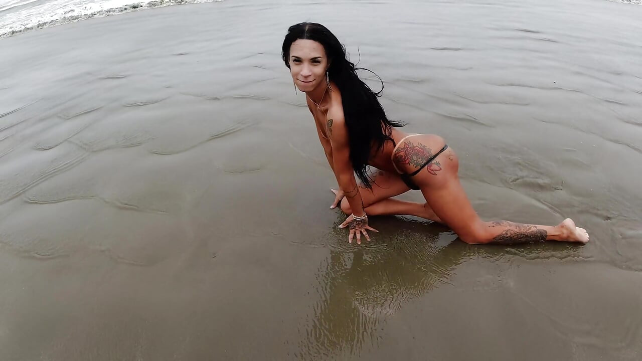 Beach Scandal: Suzy Guedes and Casal Mattos Go Naked for Fode Cast