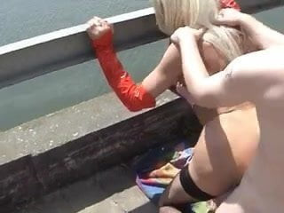 สาวทรานด์ผมบลอนด์