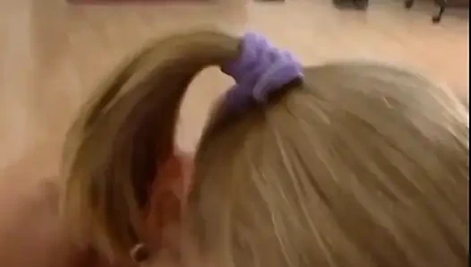 Плюю на мой большой жесткий член, молодая шлюшка. Я хочу наполнить твой рот и камшот в нем