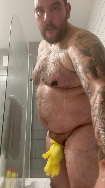 乳首クランプで縛られたペニスと睾丸、頭に尿が流れる