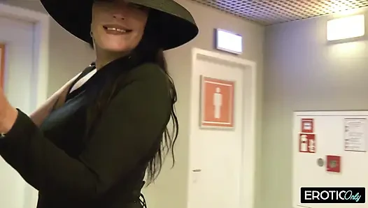 Gırtlağına kadar öğürüyor orta yaşlı seksi kadın açık havada sidik çeşmesini serbest bırakıyor