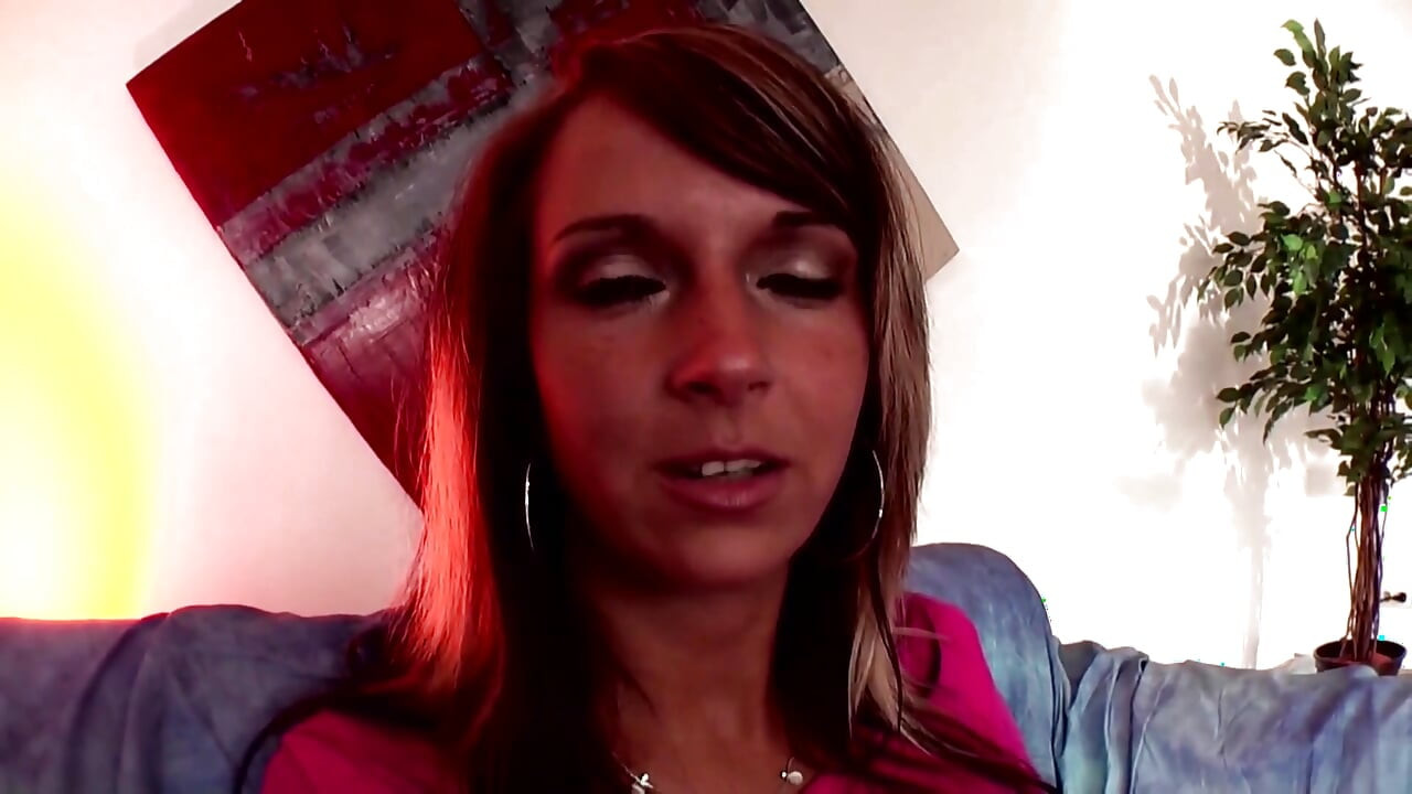 A szexi barna csintalan lesz, és játszani kezd a puncijával