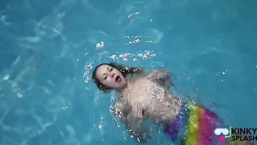 Tutsak deniz kızı havuzda seni azdırıyor