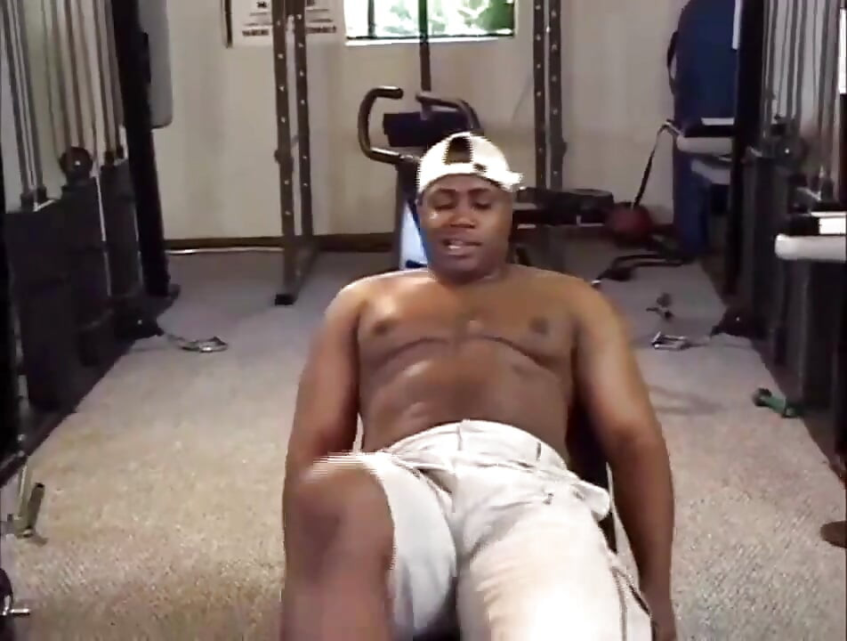 Culona chica negra lamiendo coño dedeándose coño follando en el gimnasio ... Leche en la boca