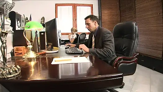 Очень горячая секретарша в черных чулках и на высоких каблуках знает, как угодить своему боссу