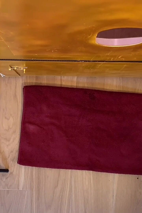 Kalın üvey baba yarağı diline ve dudaklarına tapıyor - ilk önce gırtlağına çok erken boşalma, döl bardağında ikinci