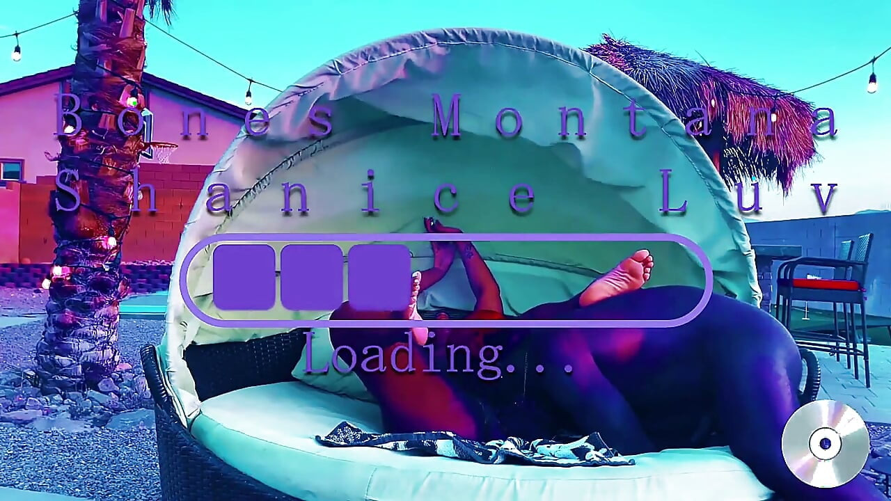 بجانب المسبح قدم شانيس لوف