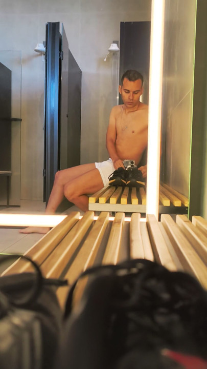 Challenged to in the gym locker room - putariaonline22