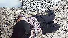 davvero la moglie calda indiana che indossa il velo arabo in webcam gioca con il grosso cazzo del marito